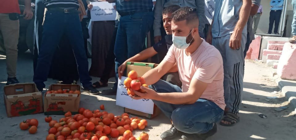 وقفة للمزارعين أمام معبر كرم أبو سالم احتجاجًا على شروط الاحتلال للتصدير