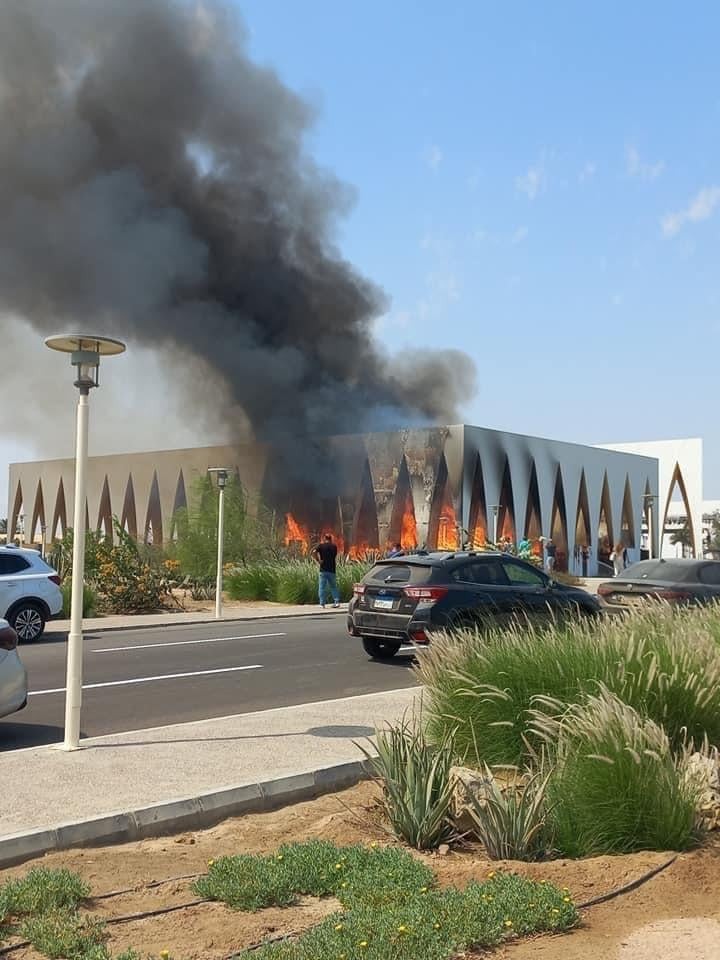 حريق ضخم في موقع افتتاح مهرجان الجونة السينمائي بمصر