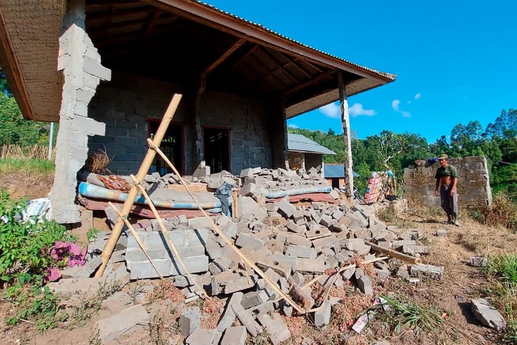 قتلى وإصابات إثر زلزال ضرب أندونيسيا