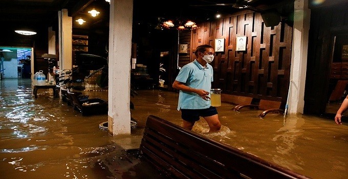 بالفيديو: فيضان يحول مطعما إلى مقصد سياحي في تايلاند