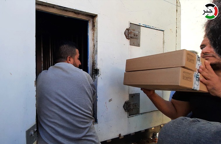 فيديو وصور: بدعم من دولة الإمارات.. وصول 250 ألف جرعة من لقاحات "كورونا" إلى غزة