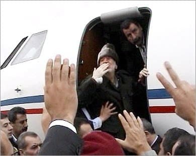 في مثل هذا اليوم: الرئيس الراحل ياسر عرفات يتوجه إلى باريس لتلقي العلاج