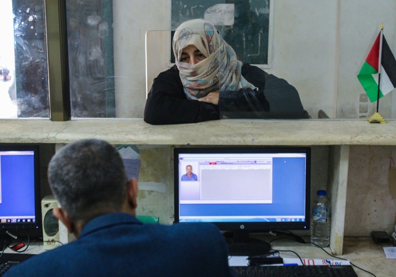عشرات المواطنين بغزة يتوافدون إلى مكتب الشؤون المدنية لاستلام طلبات "لم الشمل"