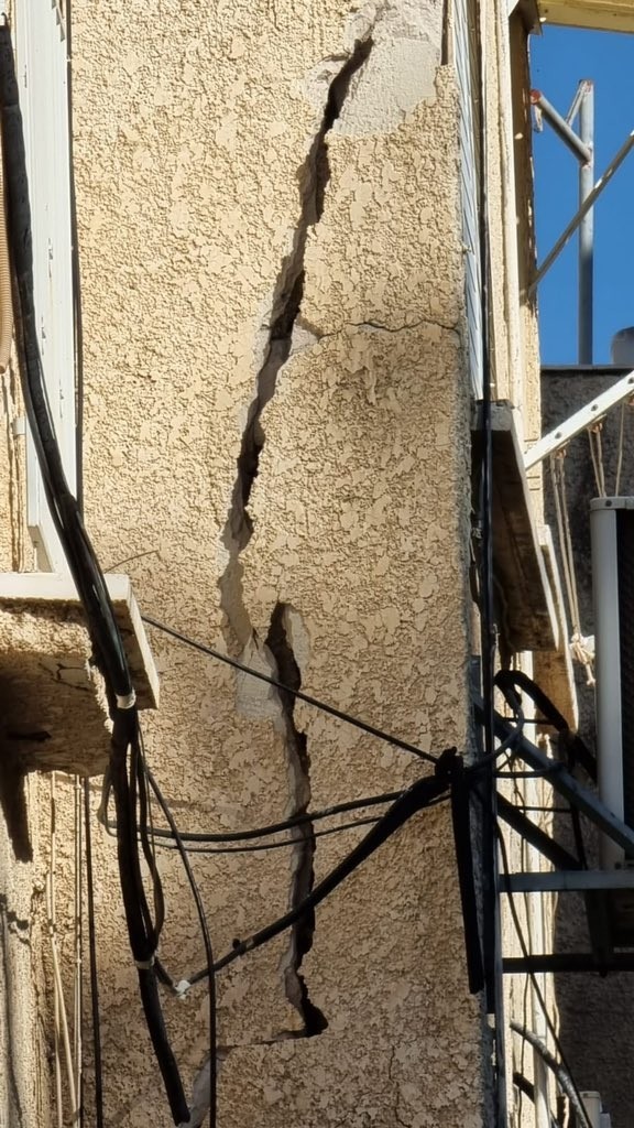 شاهد: الاحتلال يُخلي مبنى مكون من عدة طوابق شمال "تل أبيب"