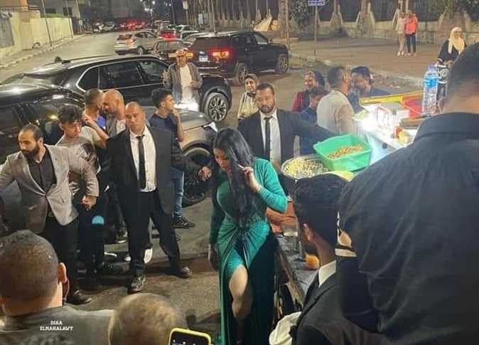 شاهد: النجمة "هيفاء وهبي" إلى جانب عربة ترمس في مدينة بورسعيد المصرية تتصدر السوشال ميديا