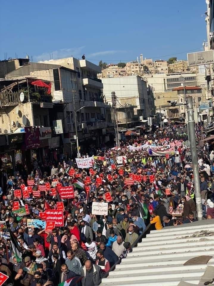 شاهد: مظاهرات احتجاجية في عمان ضد مقايضة الكهرباء بالماء مع "إسرائيل"