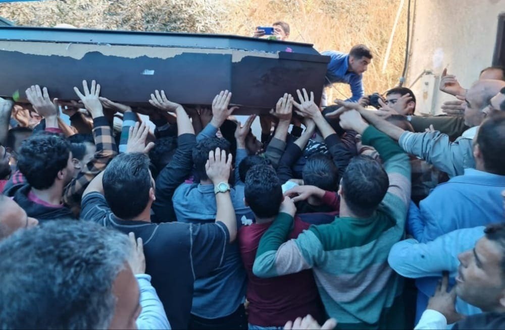 شاهد بالفيديو: تشييع جثمان فقيد الغربة الشاب أنس أبو رجيلة في غزّة
