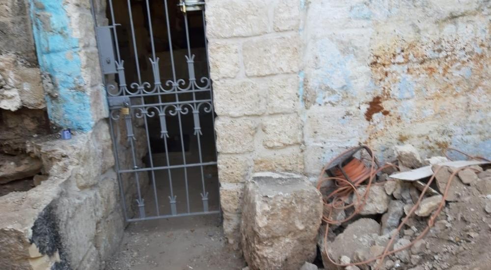 مستوطنون يحاولون بناء مرحاض في أرض مقبرة "الصدِّيق" التاريخية بالداخل المحتل