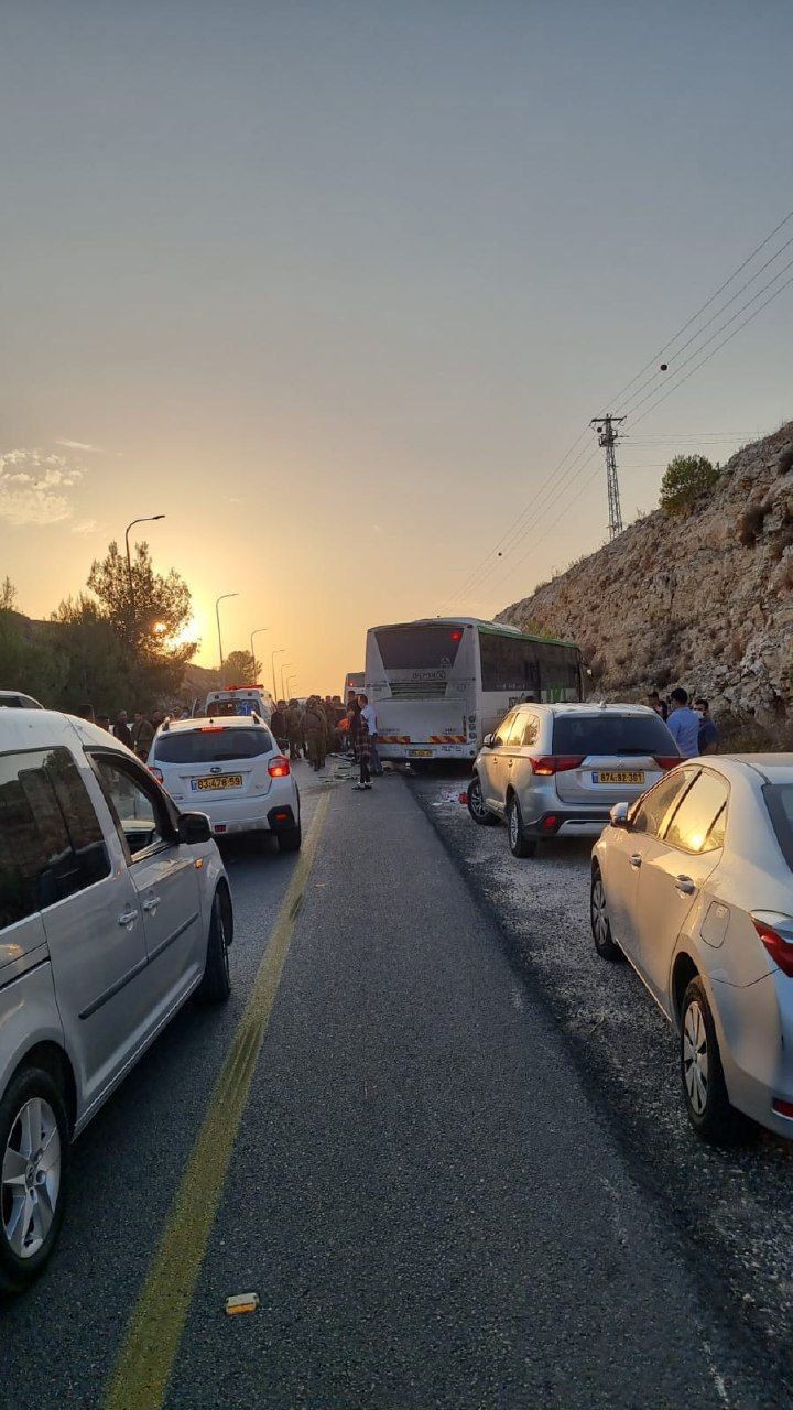 جرحى في حادث سير بين حافلة إسرائيلية ومركبة فلسطينية قرب نابلس