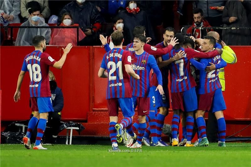بالصور.. برشلونة يعطل إشبيلية ويرسل هدية لريال مدريد