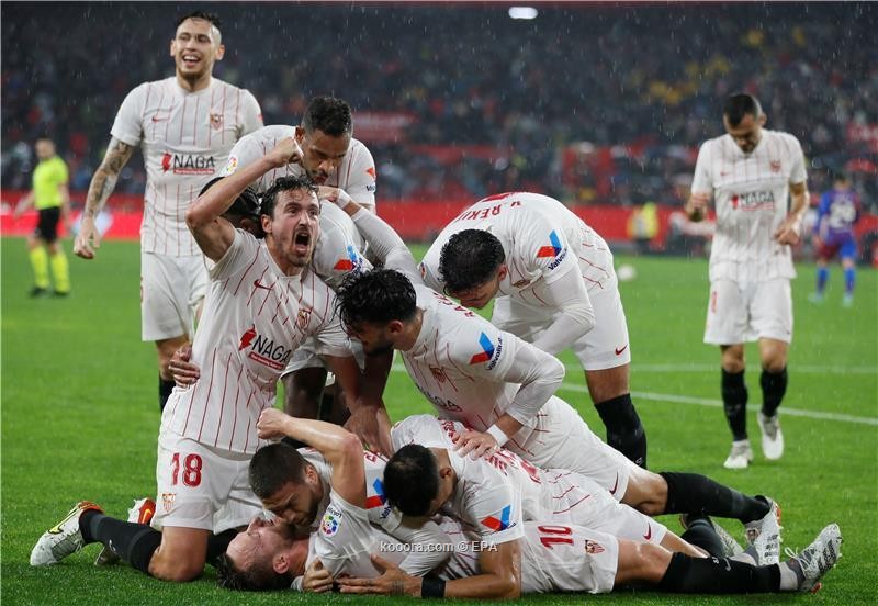بالصور.. برشلونة يعطل إشبيلية ويرسل هدية لريال مدريد