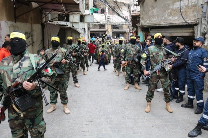 بالصور: كتائب الأقصى تنظم مسيرًا عسكريًا بمخيم برج البراجنة في لبنان
