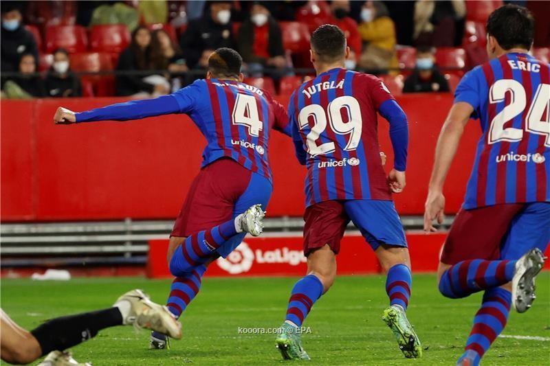 بالصور.. برشلونة يعطل إشبيلية ويرسل هدية لريال مدريد