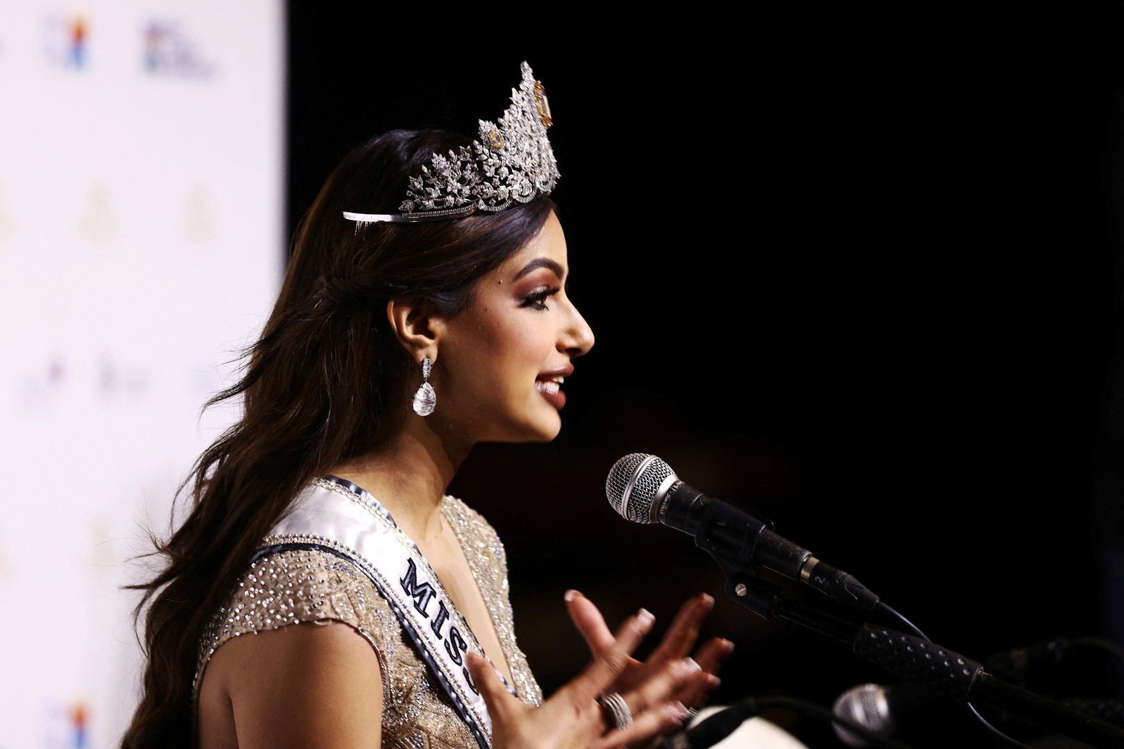 فيديو: تتويج هندية ملكة جمال الكون 2021