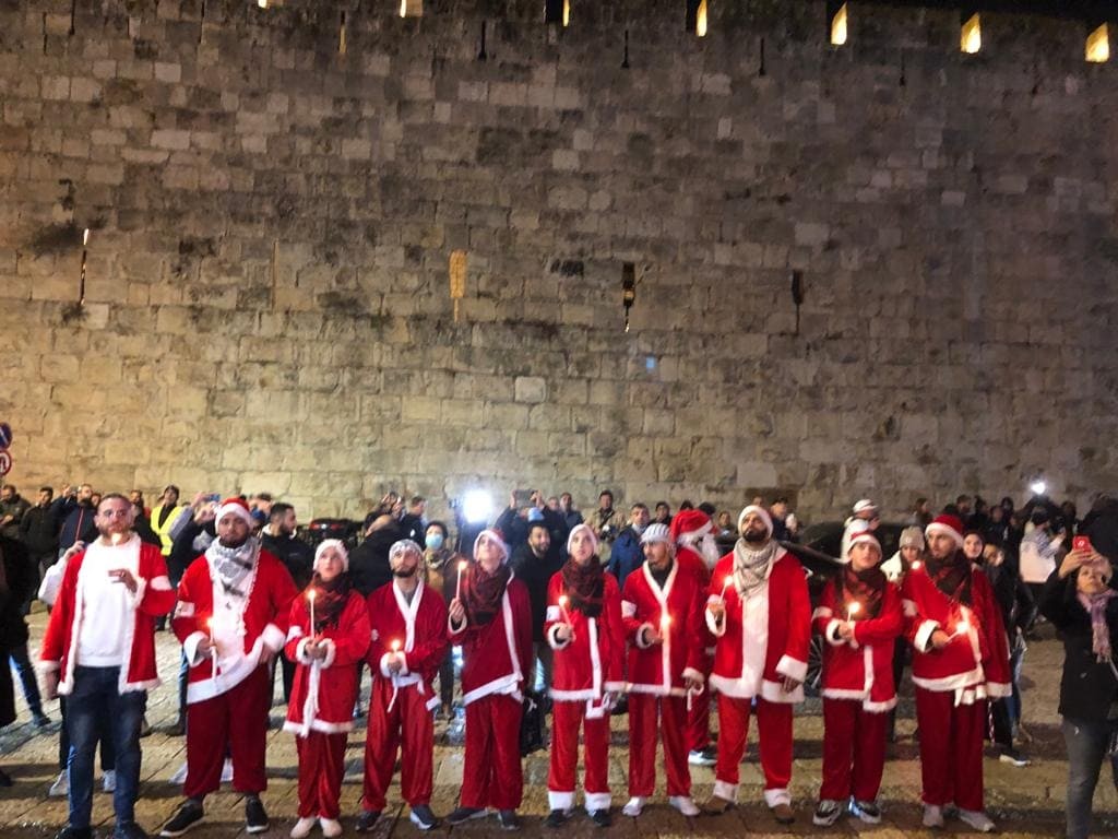 التجمع الوطني المسيحي يحيي ليلة عيد الميلاد في شوارع القدس بالقوافل الاحتفالية والدبكات