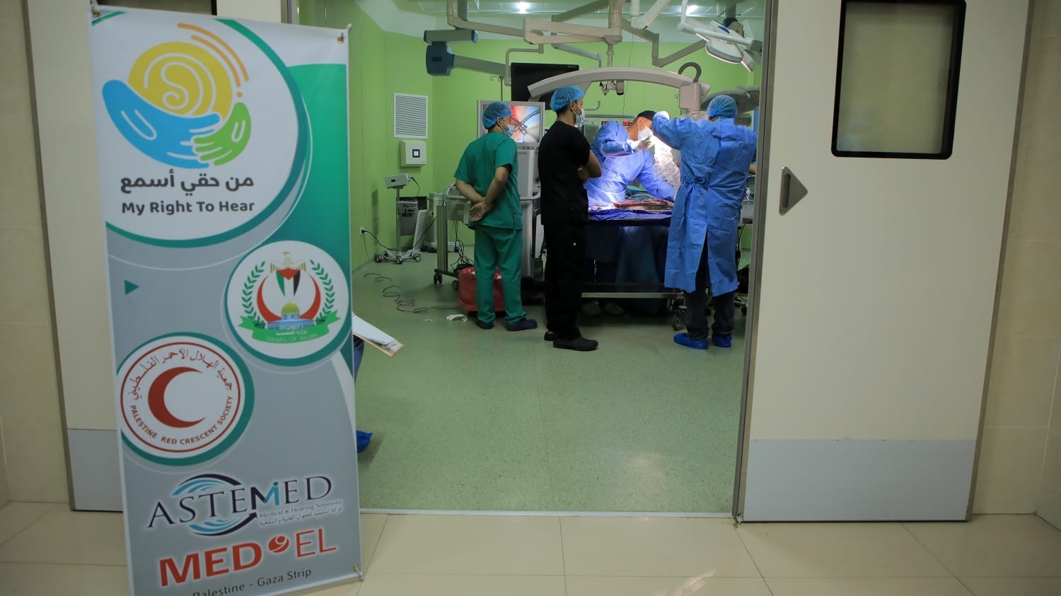 كادر طبي غزّي يُجري زراعة جهاز قوقعة إلكترونية لطفل "صُم"
