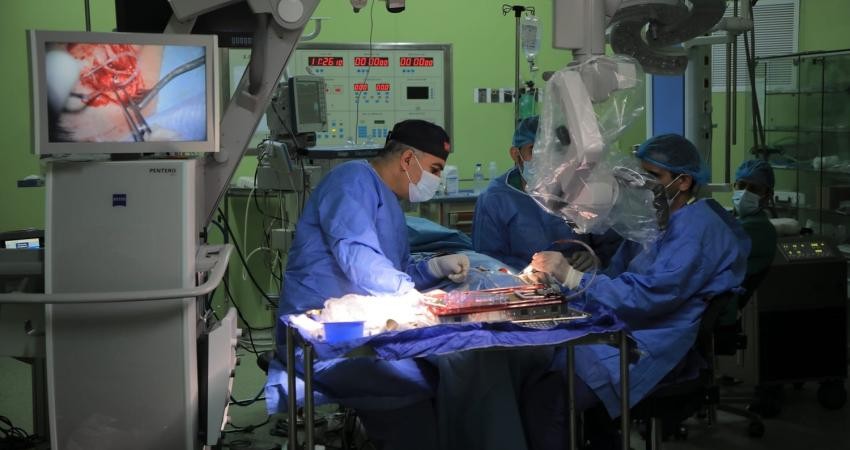 كادر طبي غزّي يُجري زراعة جهاز قوقعة إلكترونية لطفل "صُم"