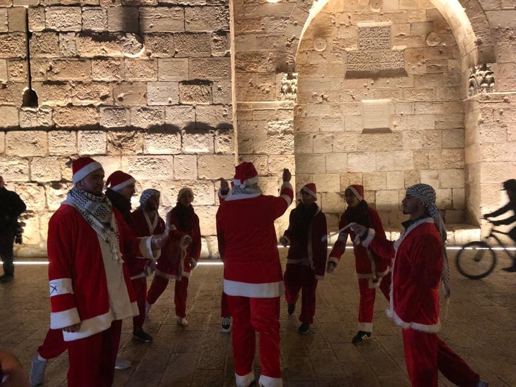 التجمع الوطني المسيحي يحيي ليلة عيد الميلاد في شوارع القدس بالقوافل الاحتفالية والدبكات