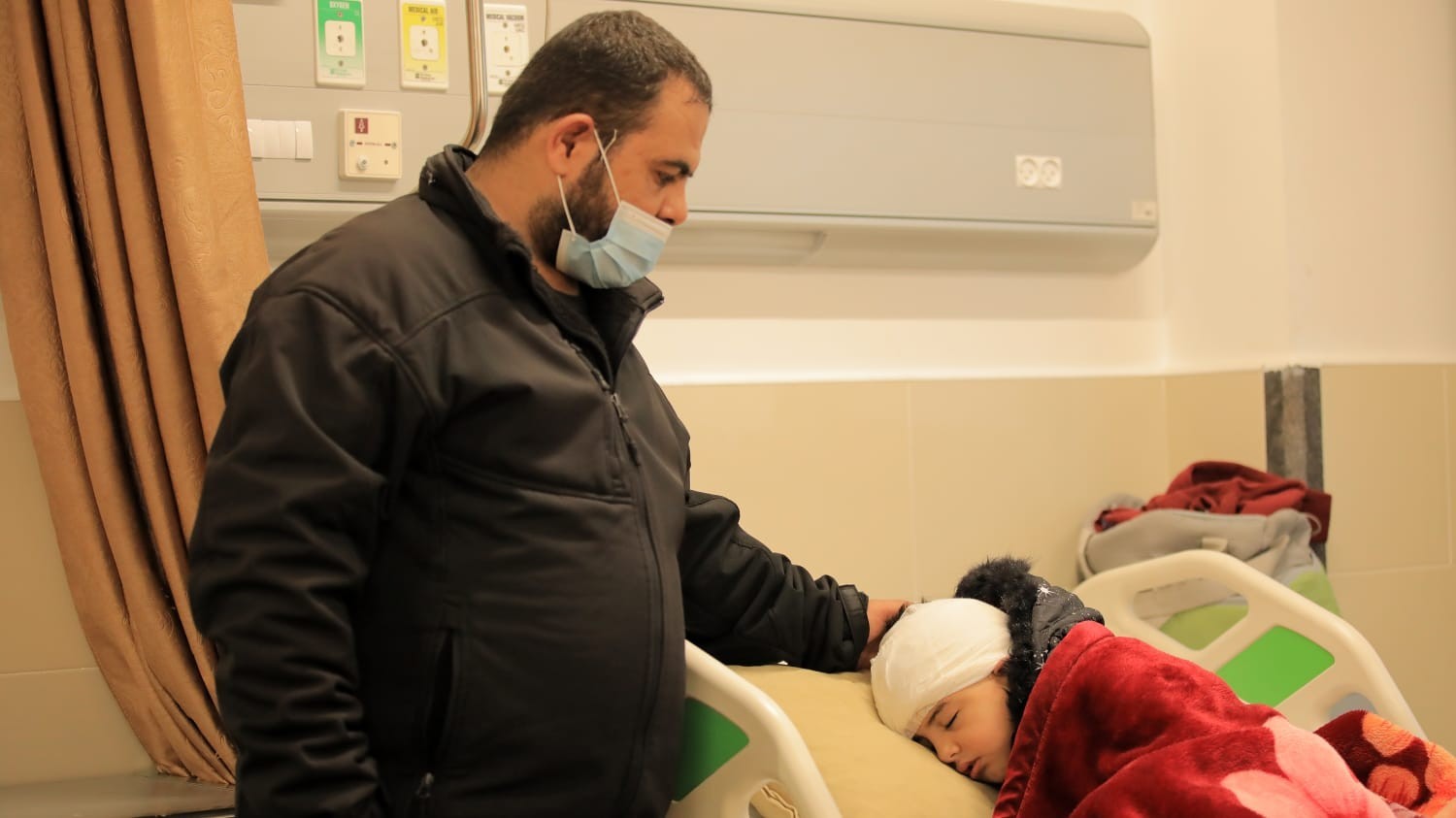 كادر طبي غزّي يُجري زراعة جهاز قوقعة إلكترونية لطفل "صُم"