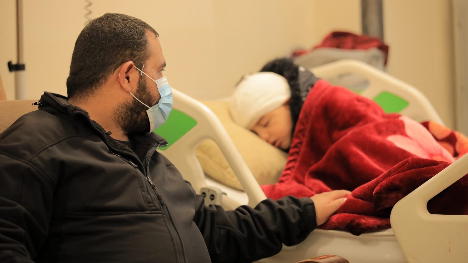 كادر طبي غزّي يُجري زراعة جهاز قوقعة إلكترونية لطفل "صُم"