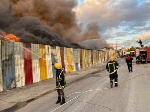 اندلاع حريق ضخم في مصنع بلاستيك غرب رام الله