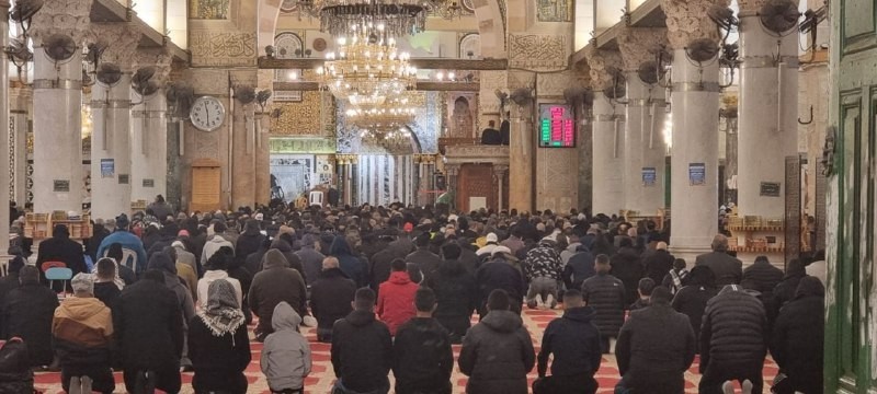 مئات المصلين يؤدون صلاة الفجر في باحات المسجد الأقصى المبارك
