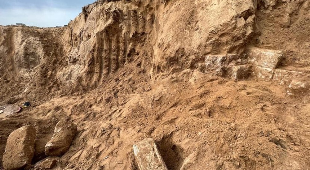 بالصور: العثور على بقايا قبر من العهد الروماني شمال قطاع غزة