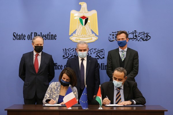 شاهد.. توقيع اتفاقيات بين الاتحاد الأوروبي وحكومتي فرنسا وألمانيا مع بنوك فلسطينية