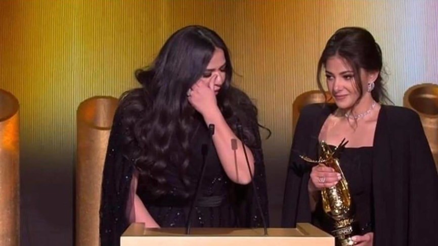 شاهد: بكاء دنيا وإيمي سمير غانم خلال تكريم والديهما الراحلين في حفل Joy Awards