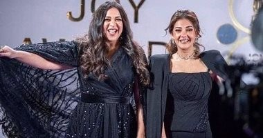 شاهد: بكاء دنيا وإيمي سمير غانم خلال تكريم والديهما الراحلين في حفل Joy Awards