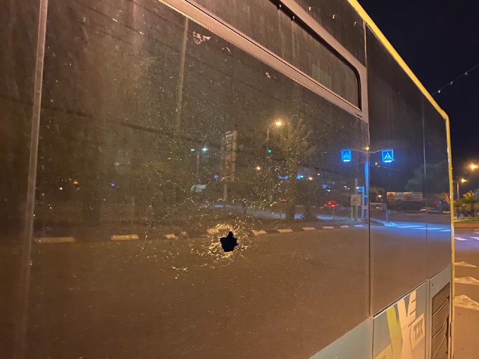 تضرر حافلة للمستوطنين عقب رشقها بالحجارة في القدس