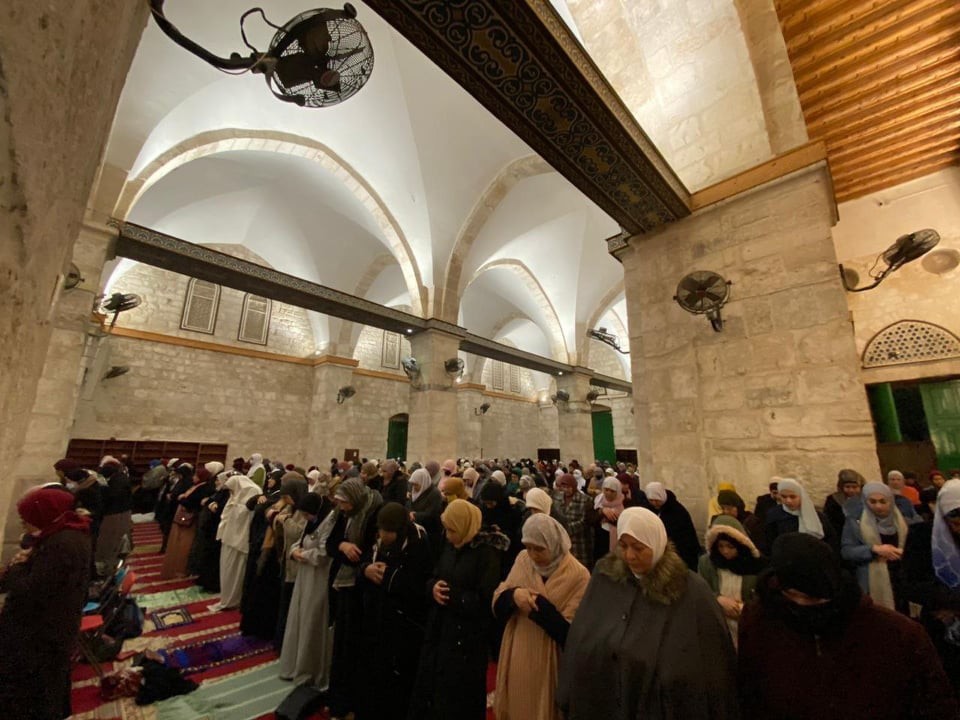 مئات المصلين يُلبون نداء "الفجر العظيم" للصلاة في باحات المسجد الأقصى