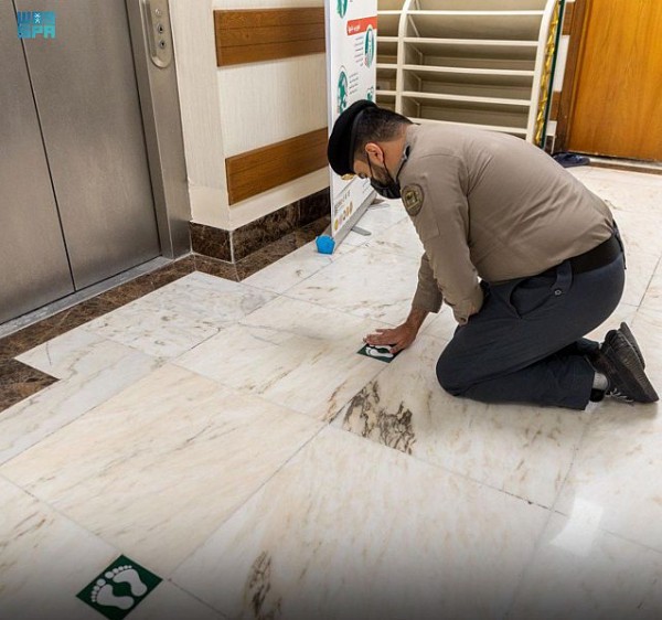 السعودية ترفع مستوى الإجراءات الاحترازية بوضع ملصقات التباعد الجسدي في المسجد الحرام