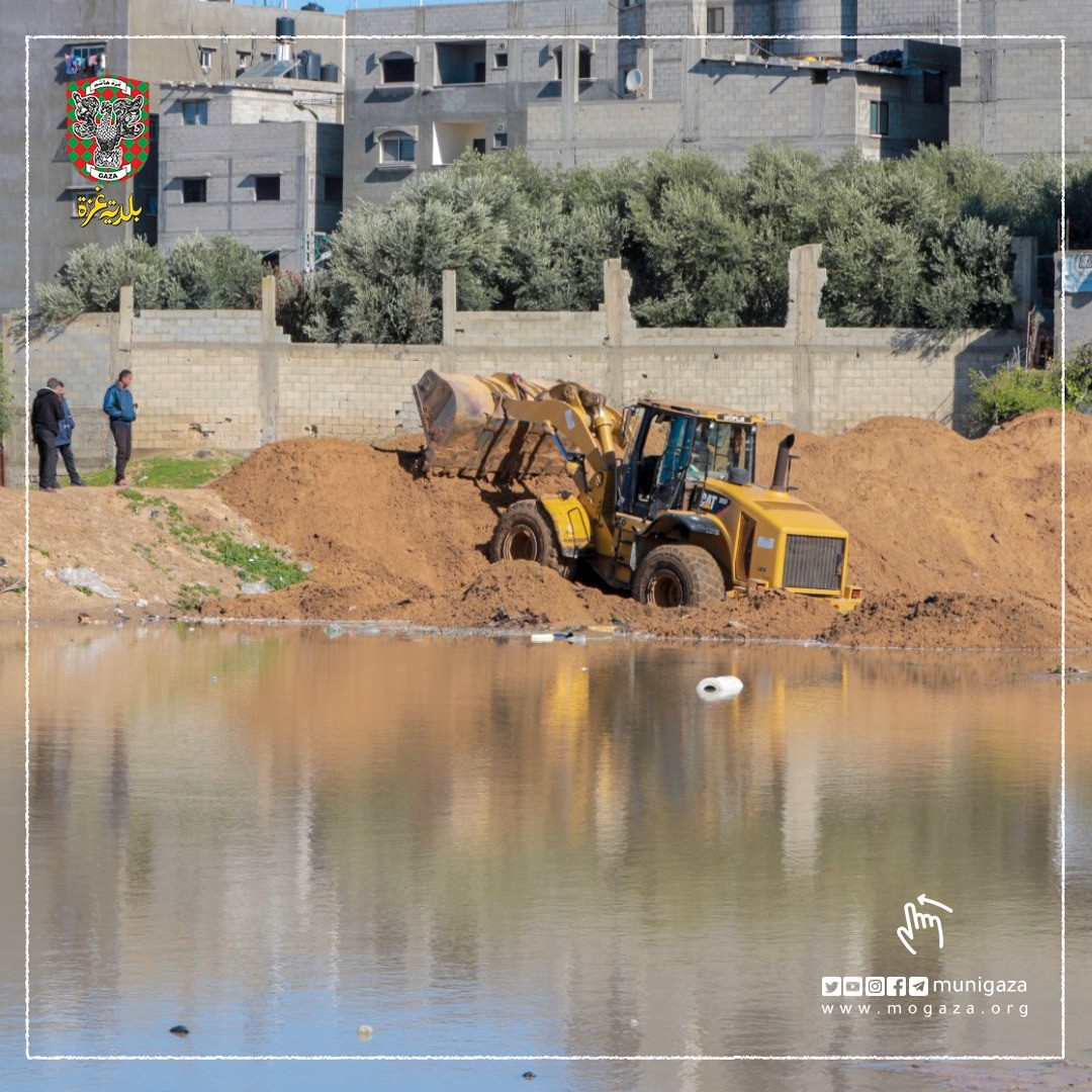 تجهيز بركة احتياطية لتجميع مياه الأمطار في حي المنارة وسط غزة
