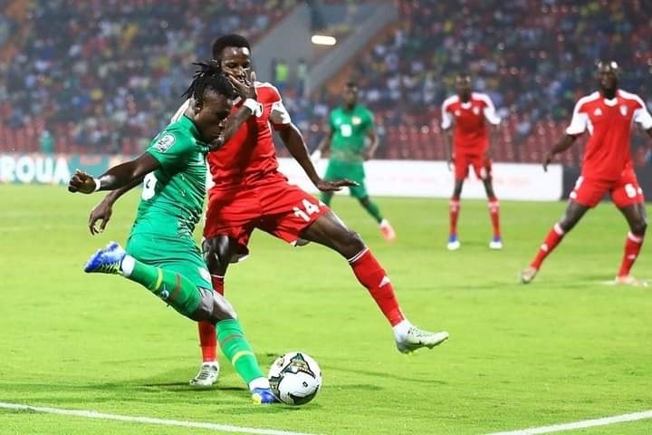 السودان يتعادل مع غينيا بيساو بعد تألق الحارس أبو عشرين