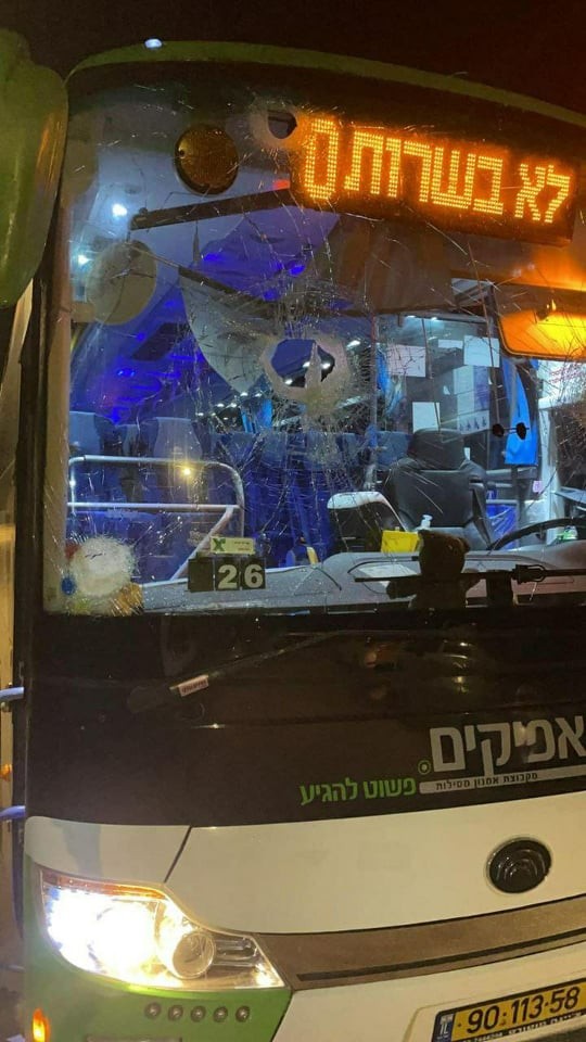 تضرر حافلة للمستوطنين عقب رشقها بالحجارة في القدس