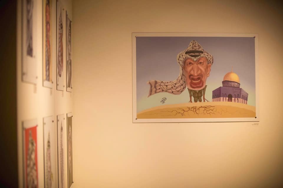 شاهد: وسائل التواصل تشتعل غضباً على معرض رسومات ساخرة من ياسر عرفات برام الله