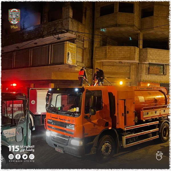 الدفاع المدني وبلدية غزة تحاولان إخماد حريق اندلع في منزل بمخيم الشاطئ