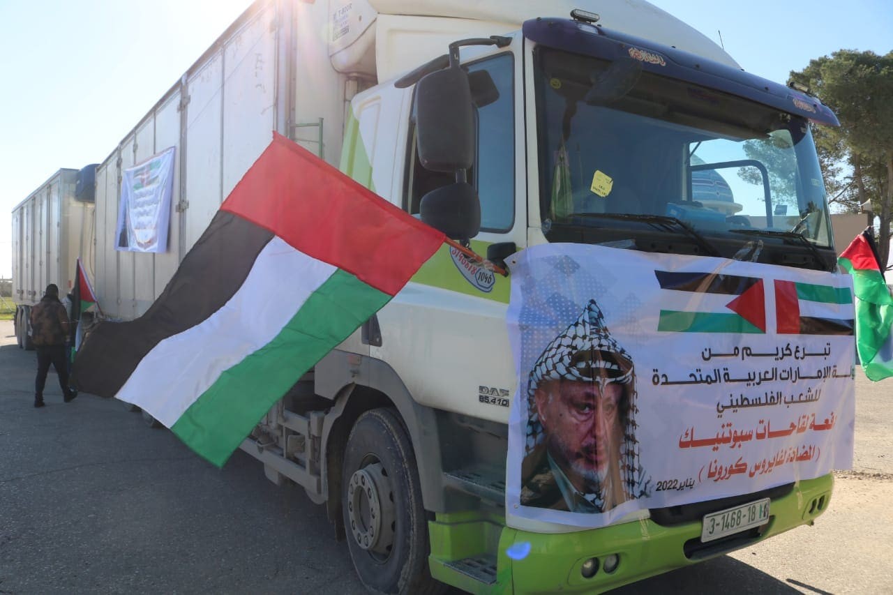 بالفيديو: بدعم من دولة الإمارات.. وصول مليون جرعة من لقاح "سبوتنيك" إلى غزّة