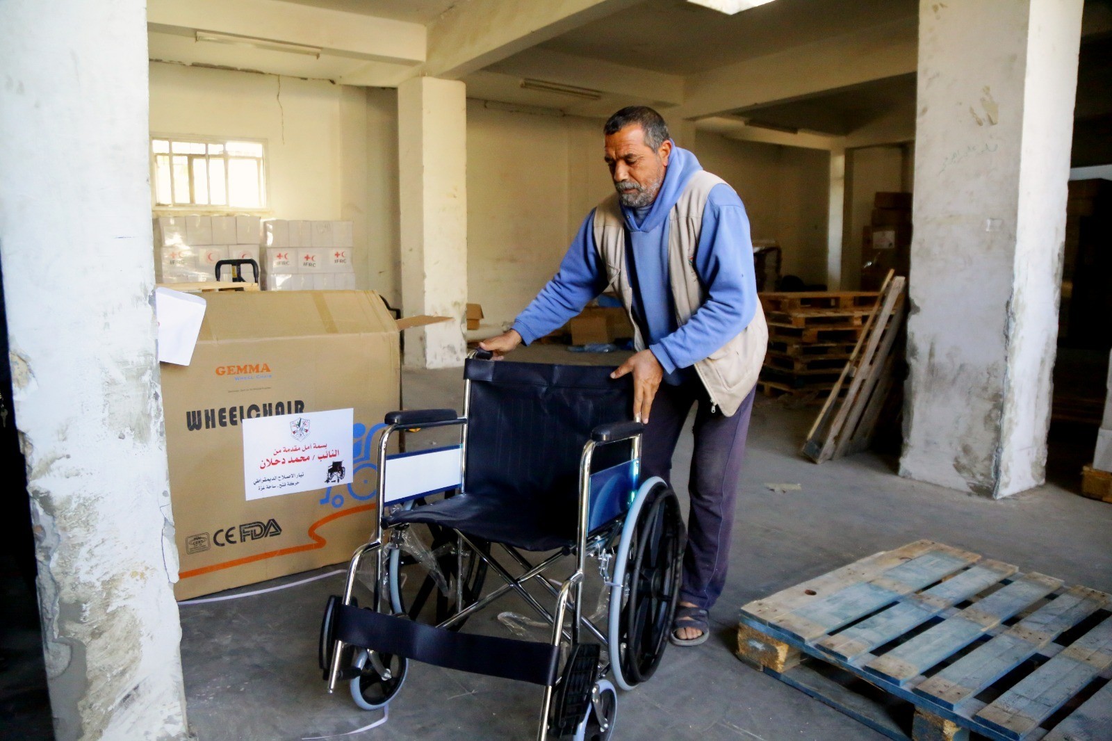 شاهد.. تيار الإصلاح الديمقراطي يقدم منحة طبية لوزارة التنمية بغزة