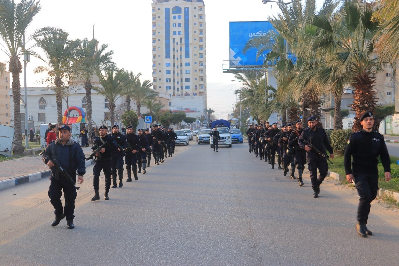 بالصور: شرطة غزّة تُنظّم مسيرًا عسكريًا في شوارع المحافظة