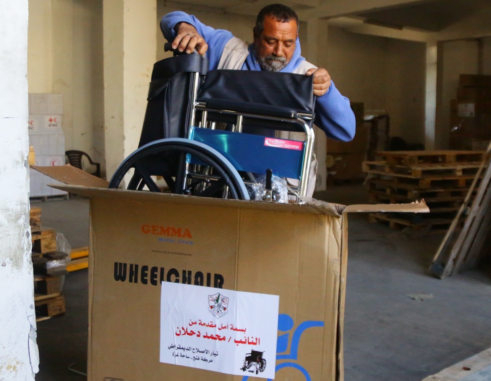 شاهد.. تيار الإصلاح الديمقراطي يقدم منحة طبية لوزارة التنمية بغزة
