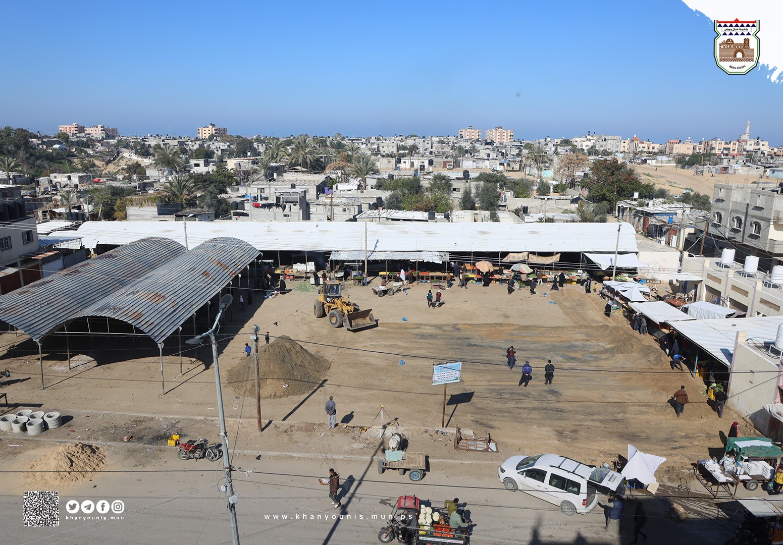 بالصور: بلدية خانيونس تشرع بتأهيل ساحة سوق حي الأمل