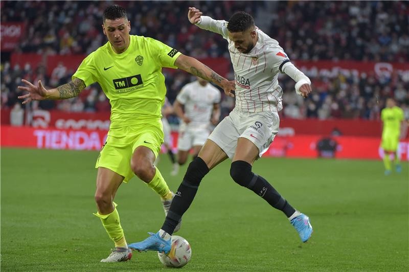 بالصور : إشبيلية يهزم إلتشي ويضيق الخناق على ريال مدريد