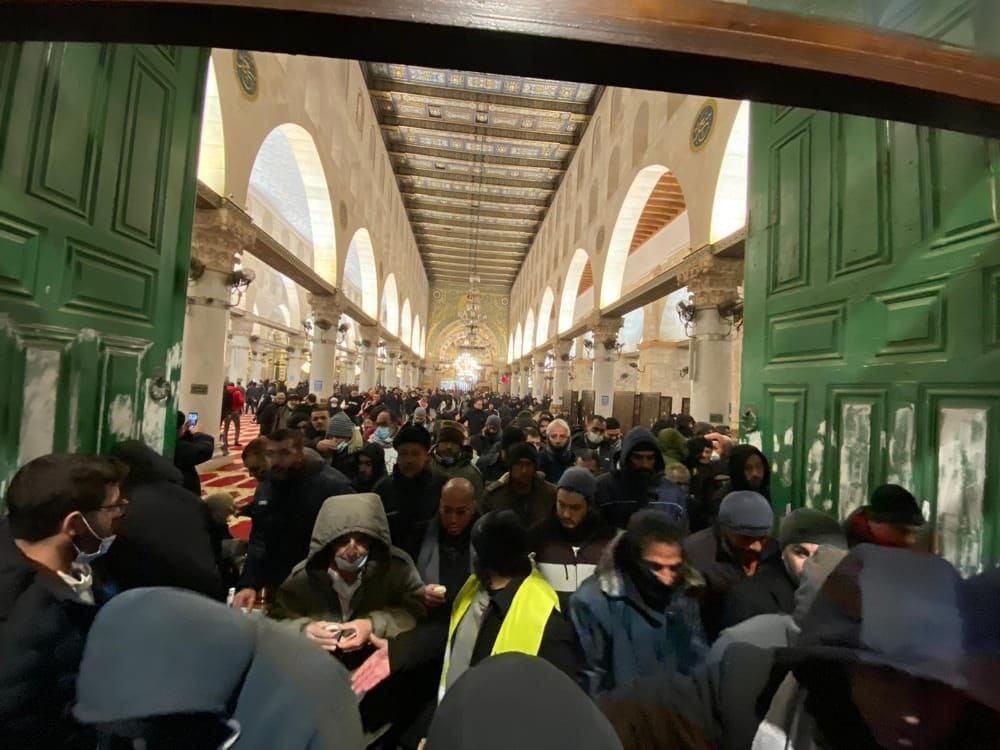 مئات المصلين يُلبون نداء "الفجر العظيم" للصلاة في باحات المسجد الأقصى