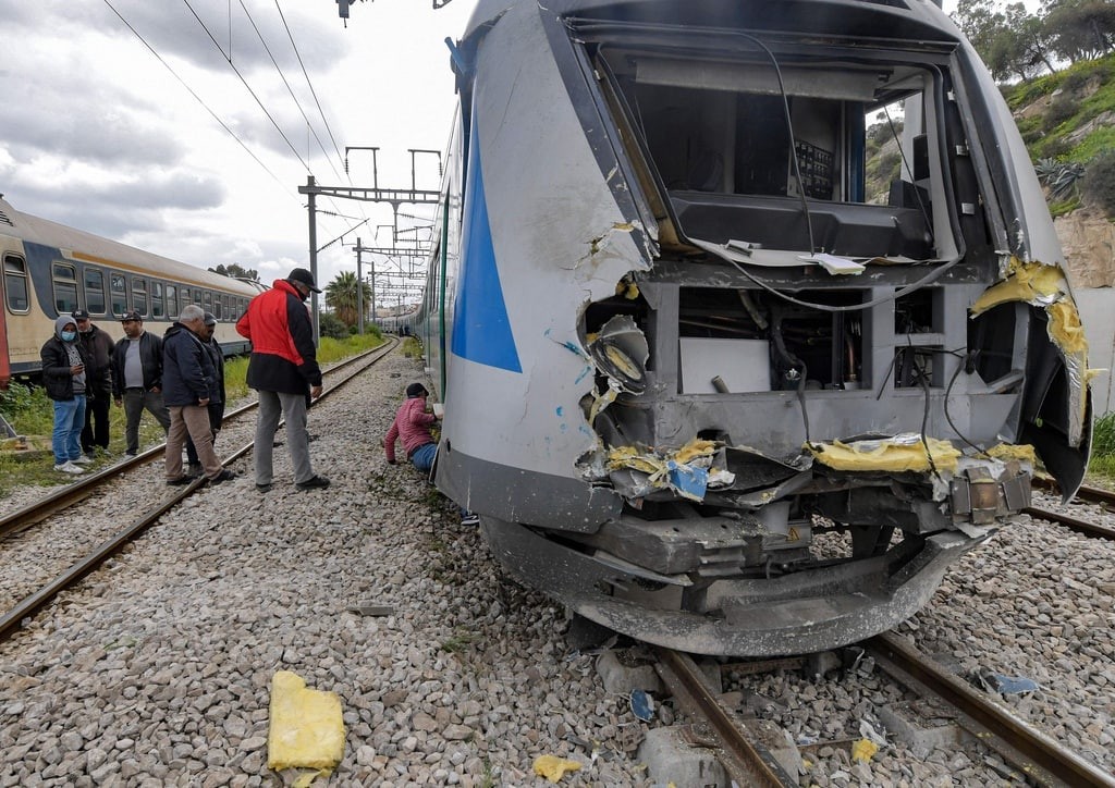 إصابة 95 شخصًا في حادث تصادم قطارين بتونس