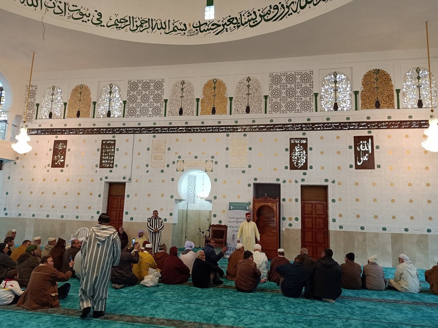 بحضور والدته.. الجزائر تدشن مسجدا تبرع بتكلفة إنشائه النجم العربي رياض محرز(صور )