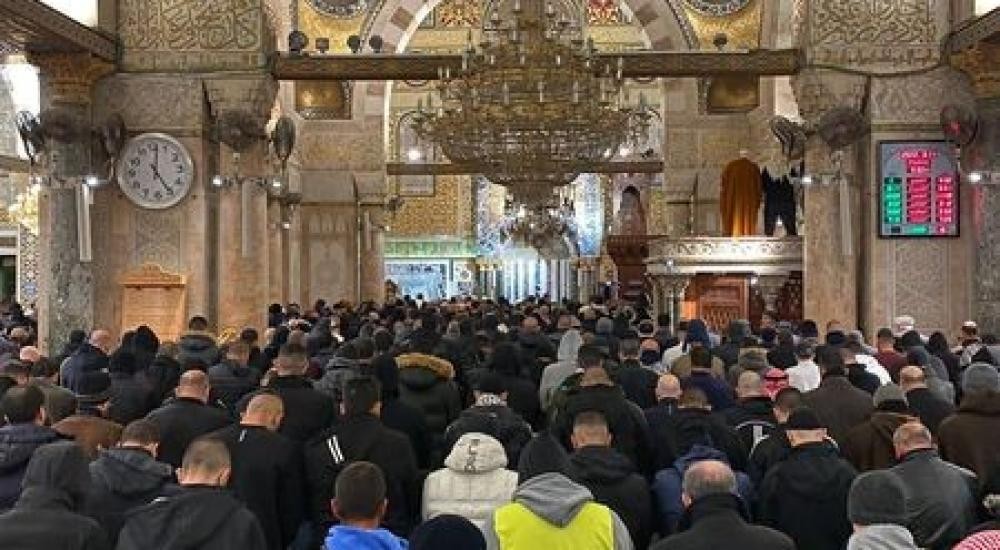 شاهد.. الآلاف يلبون نداء الفجر العظيم بأداء الصلاة في المسجد الأقصى
