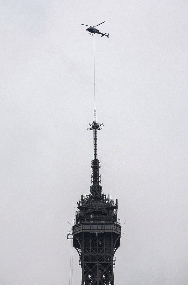 شاهد: برج إيفل يزداد ارتفاعا بفضل هوائي اتصالات جديد