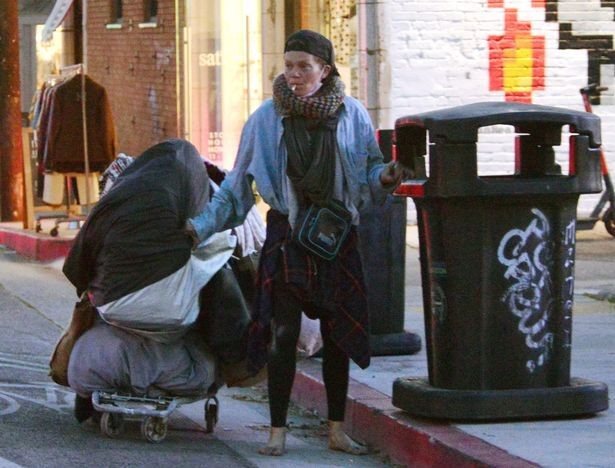 شاهد: عارضة أزياء سابقة وطليقة نجم أمريكي تظهر حافية القدمين وتبحث في القمامة عن الطعام